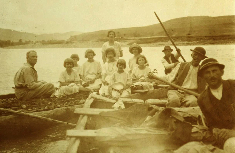 Adam Stadnicki with his daughters and teachers, rafting down the Dunajec, 1925
